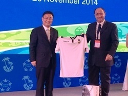 Presidente Rogério Bacalhau  oferece camisola SCF ao Mayor Ni Qiang
